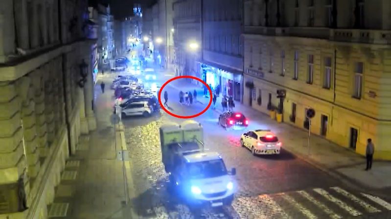 Hoří konflikt, rychle přijeďte. Policie rozháněla strkanici patnácti lidí v centru Prahy